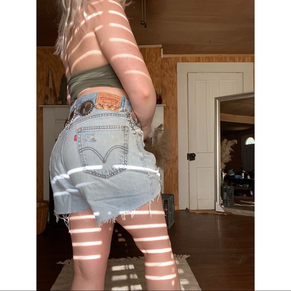 MAKE ME AND OFFER Levi’s Red Tag 560 Distressed Light Wash Denim Mom Jean Shorts - Picture 2 of 11